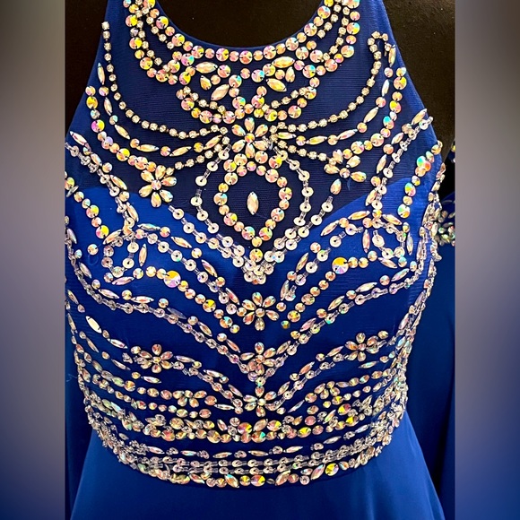 Formal dress - Picture 3 of 3